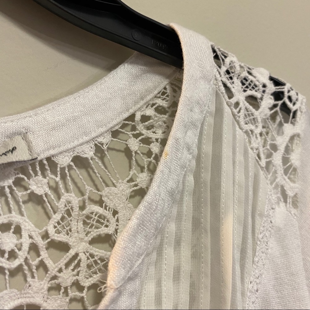 American Rag White Blouse V Neck Top Lace Buttons Size Small - Picture 8 of 8